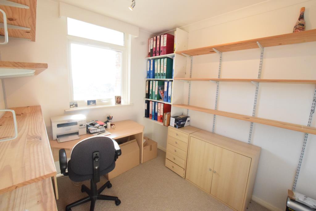 Lot: 122 - THREE-BEDROOM TOWN CENTRE FLAT - Third bedroom/study